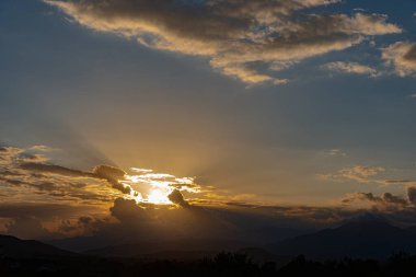 Molise, Mainarde, günbatımı. Mainarde sıradağları Molise ve Lazio arasındaki sınır boyunca uzanır ve Molise topraklarında yaygındır. Bu çok kayalık doğal bir bariyer ve engebeli bir görünüm.