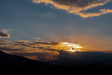 Molise, Mainarde, günbatımı. Mainarde sıradağları Molise ve Lazio arasındaki sınır boyunca uzanır ve Molise topraklarında yaygındır. Bu çok kayalık doğal bir bariyer ve engebeli bir görünüm.
