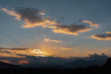 Molise, Mainarde, günbatımı. Mainarde sıradağları Molise ve Lazio arasındaki sınır boyunca uzanır ve Molise topraklarında yaygındır. Bu çok kayalık doğal bir bariyer ve engebeli bir görünüm.