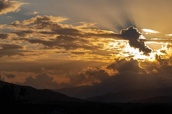 Molise, Mainarde, günbatımı. Mainarde sıradağları Molise ve Lazio arasındaki sınır boyunca uzanır ve Molise topraklarında yaygındır. Bu çok kayalık doğal bir bariyer ve engebeli bir görünüm.