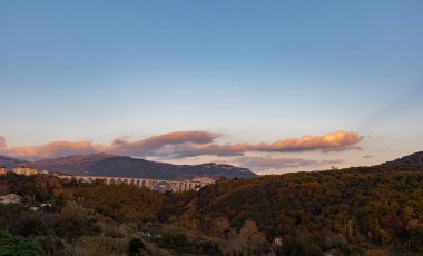 Isernia, Molise, İtalya. Santo Spirito demiryolu köprüsü. Görünüm