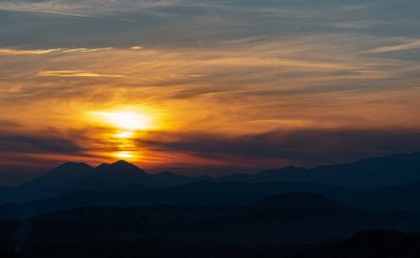 Molise, Mainarde, günbatımı. Mainarde sıradağları Molise ve Lazio arasındaki sınır boyunca uzanır ve Molise topraklarında yaygındır. Bu çok kayalık doğal bir bariyer ve engebeli bir görünüm.