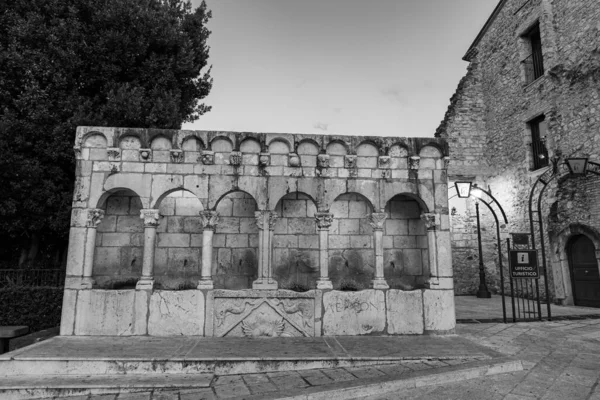 Isernia Molise Kardeşlik Çeşmesi Isernia Şehrinin Bir Sembolü Olduğu Kadar — Stok fotoğraf