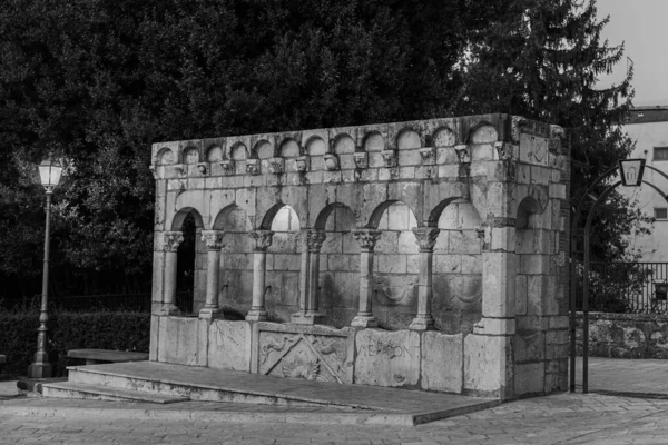 Isernia Molise 兄弟之泉 是伊塞里亚市典雅的公共喷泉 也是该市的象征 — 图库照片