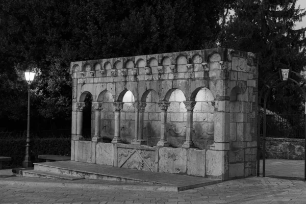 イセルニアだモリーゼ 永遠の泉 エレガントな公共噴水であり イゼルニアの街のシンボルです — ストック写真