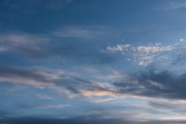 Gökyüzündeki bulutlar. Bulutlarla dolu bir gökyüzünün muhteşem manzarası. Bulutlu bir gökyüzünün derinliği ve üç boyutlu.