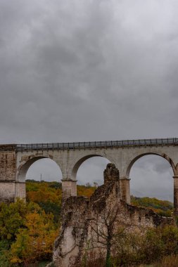 Isernia, Molise, İtalya. Santo Spirito demiryolu köprüsü. Görünüm