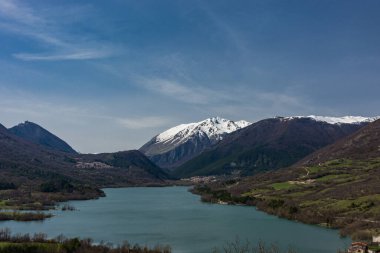 Barrea, L 'Aquila, Abruzzo, göl. Barrea, Abruzzo 'da kayalık bir dağ çıkıntısına tünemiş küçük bir köydür..