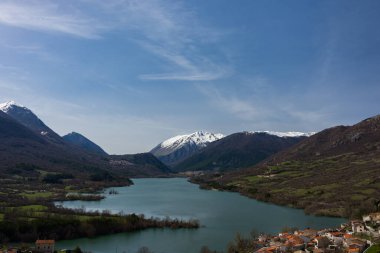 Barrea, L 'Aquila, Abruzzo, göl. Barrea, Abruzzo 'da kayalık bir dağ çıkıntısına tünemiş küçük bir köydür..