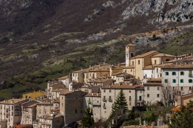 Barrea, L 'Aquila, Abruzzo. Barrea, Abruzzo 'da kayalık bir dağ çıkıntısına tünemiş küçük bir köydür..