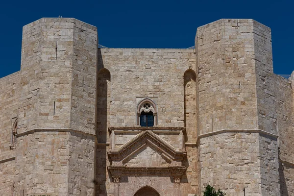 Andria, Puglia, Castel del Monte. Castel del Monte, Kutsal Roma İmparatoru 2. Frederick tarafından Puglia 'nın batısındaki Murge platosunda inşa edilen 13. yüzyıldan kalma bir kaledir..