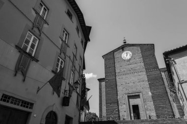 Fucecchio, San Giovanni Battista Kolej Kilisesi. Adı San Giovanni Battista 'dan gelmektedir ve bugünkü Piazza Vittorio Veneto' nun üzerinde yer almaktadır..