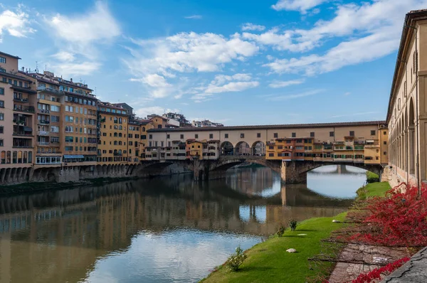 Floransa, Toskana, Ponte Vecchio 'dan Arno' nun muhteşem manzarası, Floransa şehrinin sembollerinden biri ve dünyanın en ünlü köprülerinden biri..