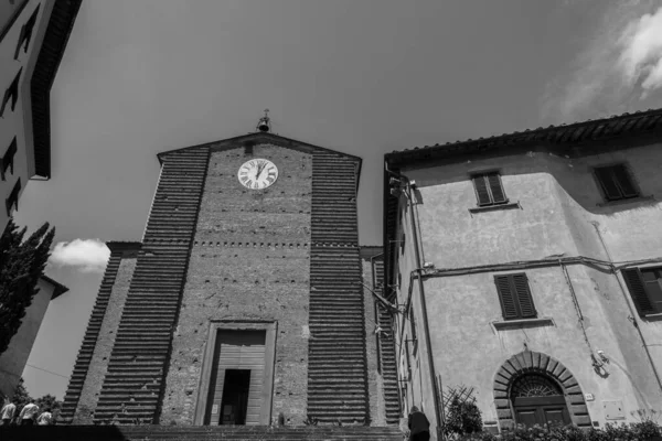 Fucecchio ジョバンニ バッティスタの大学教会 ジョバンニ バッティスタにちなんで名付けられ 今日のピアッツァ ヴィットリオ ヴェネトに立っています — ストック写真