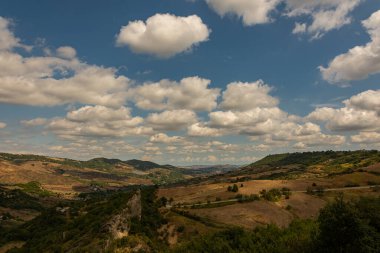 Abruzzo 'nun harika manzarası. İtalya 'nın Chieti eyaletindeki Roccascalegna ortaçağ şatosundan görüntü.