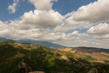Abruzzo 'nun harika manzarası. İtalya 'nın Chieti eyaletindeki Roccascalegna ortaçağ şatosundan görüntü.
