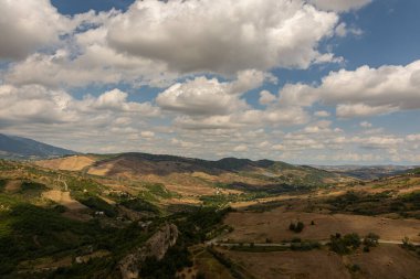 Abruzzo 'nun harika manzarası. İtalya 'nın Chieti eyaletindeki Roccascalegna ortaçağ şatosundan görüntü.