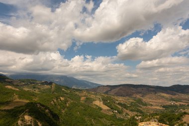 Abruzzo 'nun harika manzarası. İtalya 'nın Chieti eyaletindeki Roccascalegna ortaçağ şatosundan görüntü.