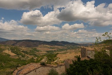 Abruzzo 'nun harika manzarası. İtalya 'nın Chieti eyaletindeki Roccascalegna ortaçağ şatosundan görüntü.