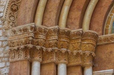 L 'Aquila, Abruzzo, Santa Maria di Collemaggio Bazilikası, şehrin 1288 yılından kalma dini bir sembolü.