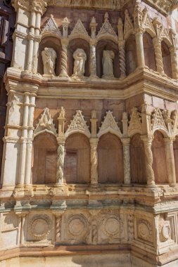 L 'Aquila, Abruzzo, Santa Maria di Collemaggio Bazilikası, şehrin 1288 yılından kalma dini bir sembolü.