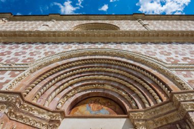 L 'Aquila, Abruzzo, Santa Maria di Collemaggio Bazilikası, şehrin 1288 yılından kalma dini bir sembolü.