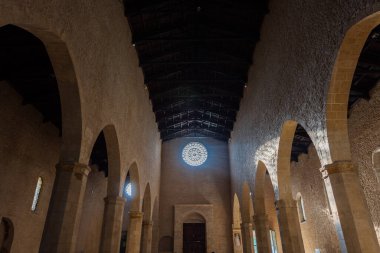 L 'Aquila, Abruzzo, Santa Maria di Collemaggio Bazilikası, şehrin 1288 yılından kalma dini bir sembolü.