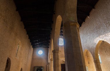L 'Aquila, Abruzzo, Santa Maria di Collemaggio Bazilikası, şehrin 1288 yılından kalma dini bir sembolü.