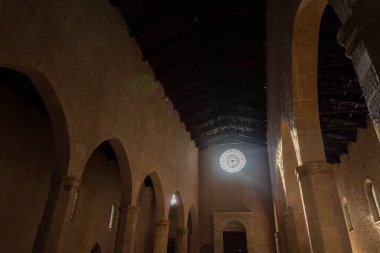 L 'Aquila, Abruzzo, Santa Maria di Collemaggio Bazilikası, şehrin 1288 yılından kalma dini bir sembolü.