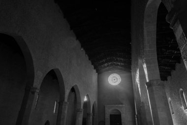 L 'Aquila, Abruzzo, Santa Maria di Collemaggio Bazilikası, şehrin 1288 yılından kalma dini bir sembolü.