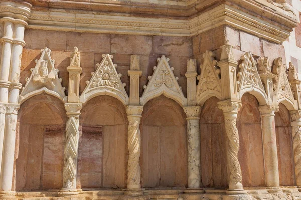 L 'Aquila, Abruzzo, Santa Maria di Collemaggio Bazilikası, şehrin 1288 yılından kalma dini bir sembolü.