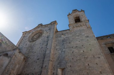 Ostuni, Brindisi, Puglia. Şehrin en yüksek tepesinde yer alan ve S. Maria dell 'Assunzione' ye adanmış olan Ostuni katedrali 1435 yılında başladı ve 1470-1495 yılları arasında tamamlandı..