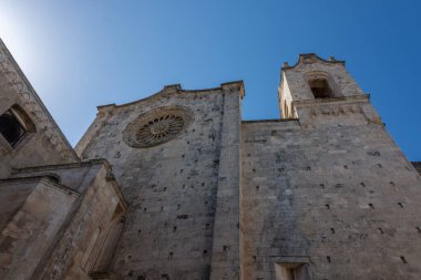 Ostuni, Brindisi, Puglia. Şehrin en yüksek tepesinde yer alan ve S. Maria dell 'Assunzione' ye adanmış olan Ostuni katedrali 1435 yılında başladı ve 1470-1495 yılları arasında tamamlandı..
