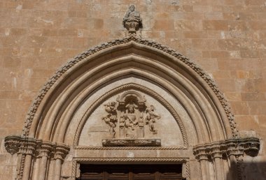 Ostuni, Brindisi, Puglia. Şehrin en yüksek tepesinde yer alan ve S. Maria dell 'Assunzione' ye adanmış olan Ostuni katedrali 1435 yılında başladı ve 1470-1495 yılları arasında tamamlandı..