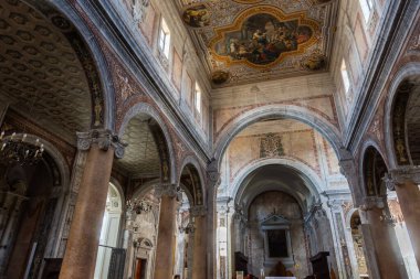 Ostuni, Brindisi, Puglia. Şehrin en yüksek tepesinde yer alan ve S. Maria dell 'Assunzione' ye adanmış olan Ostuni katedrali 1435 yılında başladı ve 1470-1495 yılları arasında tamamlandı..