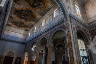 Ostuni, Brindisi, Puglia. Şehrin en yüksek tepesinde yer alan ve S. Maria dell 'Assunzione' ye adanmış olan Ostuni katedrali 1435 yılında başladı ve 1470-1495 yılları arasında tamamlandı..