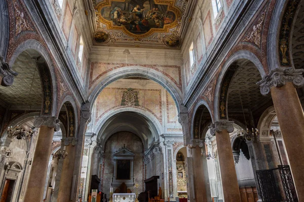 Ostuni, Brindisi, Puglia. Şehrin en yüksek tepesinde yer alan ve S. Maria dell 'Assunzione' ye adanmış olan Ostuni katedrali 1435 yılında başladı ve 1470-1495 yılları arasında tamamlandı..