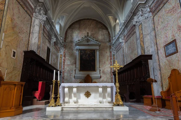 Ostuni, Brindisi, Puglia. Şehrin en yüksek tepesinde yer alan ve S. Maria dell 'Assunzione' ye adanmış olan Ostuni katedrali 1435 yılında başladı ve 1470-1495 yılları arasında tamamlandı..