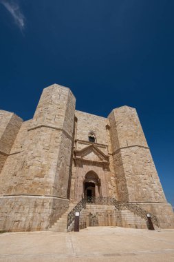 Andria, Puglia, Castel del Monte. Castel del Monte, Kutsal Roma İmparatoru 2. Frederick tarafından Puglia 'nın batısındaki Murge platosunda inşa edilen 13. yüzyıldan kalma bir kaledir..