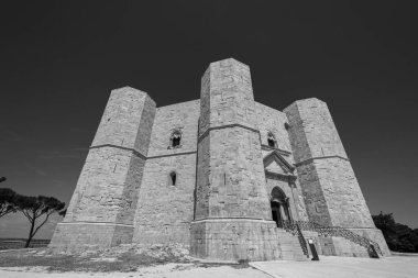 Andria, Puglia, Castel del Monte. Castel del Monte, Kutsal Roma İmparatoru 2. Frederick tarafından Puglia 'nın batısındaki Murge platosunda inşa edilen 13. yüzyıldan kalma bir kaledir..