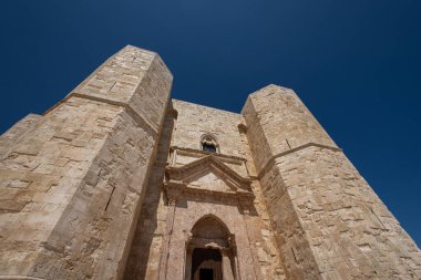 Andria, Puglia, Castel del Monte. Castel del Monte, Kutsal Roma İmparatoru 2. Frederick tarafından Puglia 'nın batısındaki Murge platosunda inşa edilen 13. yüzyıldan kalma bir kaledir..