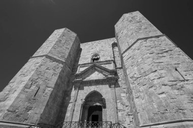 Andria, Puglia, Castel del Monte. Castel del Monte, Kutsal Roma İmparatoru 2. Frederick tarafından Puglia 'nın batısındaki Murge platosunda inşa edilen 13. yüzyıldan kalma bir kaledir..