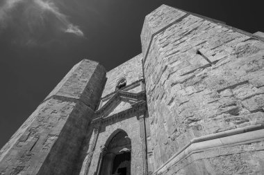 Andria, Puglia, Castel del Monte. Castel del Monte, Kutsal Roma İmparatoru 2. Frederick tarafından Puglia 'nın batısındaki Murge platosunda inşa edilen 13. yüzyıldan kalma bir kaledir..