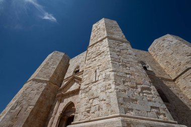 Andria, Puglia, Castel del Monte. Castel del Monte, Kutsal Roma İmparatoru 2. Frederick tarafından Puglia 'nın batısındaki Murge platosunda inşa edilen 13. yüzyıldan kalma bir kaledir..