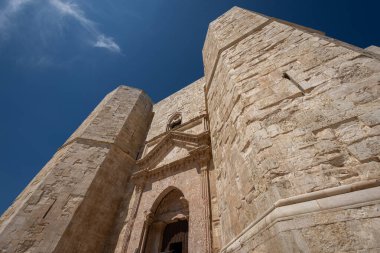 Andria, Puglia, Castel del Monte. Castel del Monte, Kutsal Roma İmparatoru 2. Frederick tarafından Puglia 'nın batısındaki Murge platosunda inşa edilen 13. yüzyıldan kalma bir kaledir..