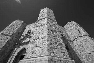 Andria, Puglia, Castel del Monte. Castel del Monte, Kutsal Roma İmparatoru 2. Frederick tarafından Puglia 'nın batısındaki Murge platosunda inşa edilen 13. yüzyıldan kalma bir kaledir..