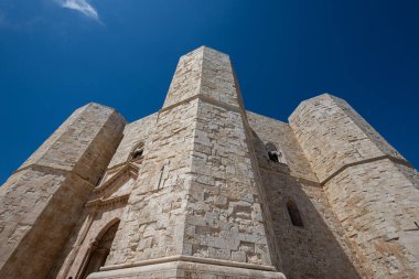 Andria, Puglia, Castel del Monte. Castel del Monte, Kutsal Roma İmparatoru 2. Frederick tarafından Puglia 'nın batısındaki Murge platosunda inşa edilen 13. yüzyıldan kalma bir kaledir..