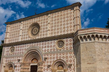 L 'Aquila, Abruzzo, Santa Maria di Collemaggio Bazilikası, şehrin 1288 yılından kalma dini bir sembolü.