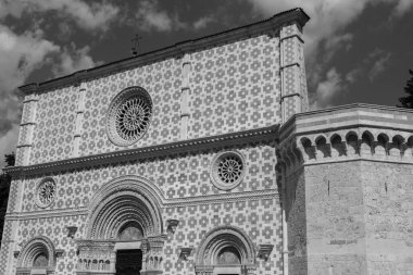 L 'Aquila, Abruzzo, Santa Maria di Collemaggio Bazilikası, şehrin 1288 yılından kalma dini bir sembolü.