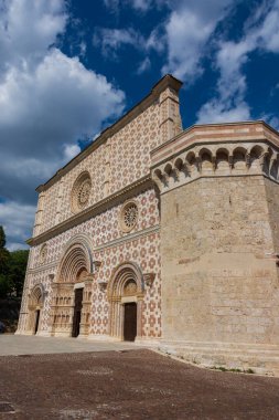 L 'Aquila, Abruzzo, Santa Maria di Collemaggio Bazilikası, şehrin 1288 yılından kalma dini bir sembolü.